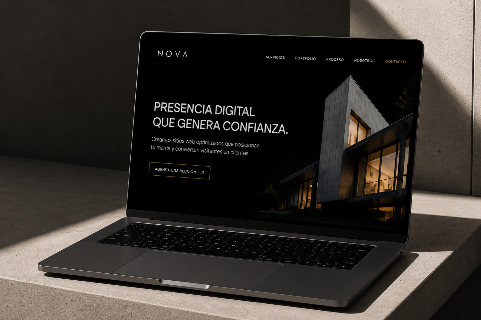 Sitio web premium diseñado por NOVA presentado en una notebook
